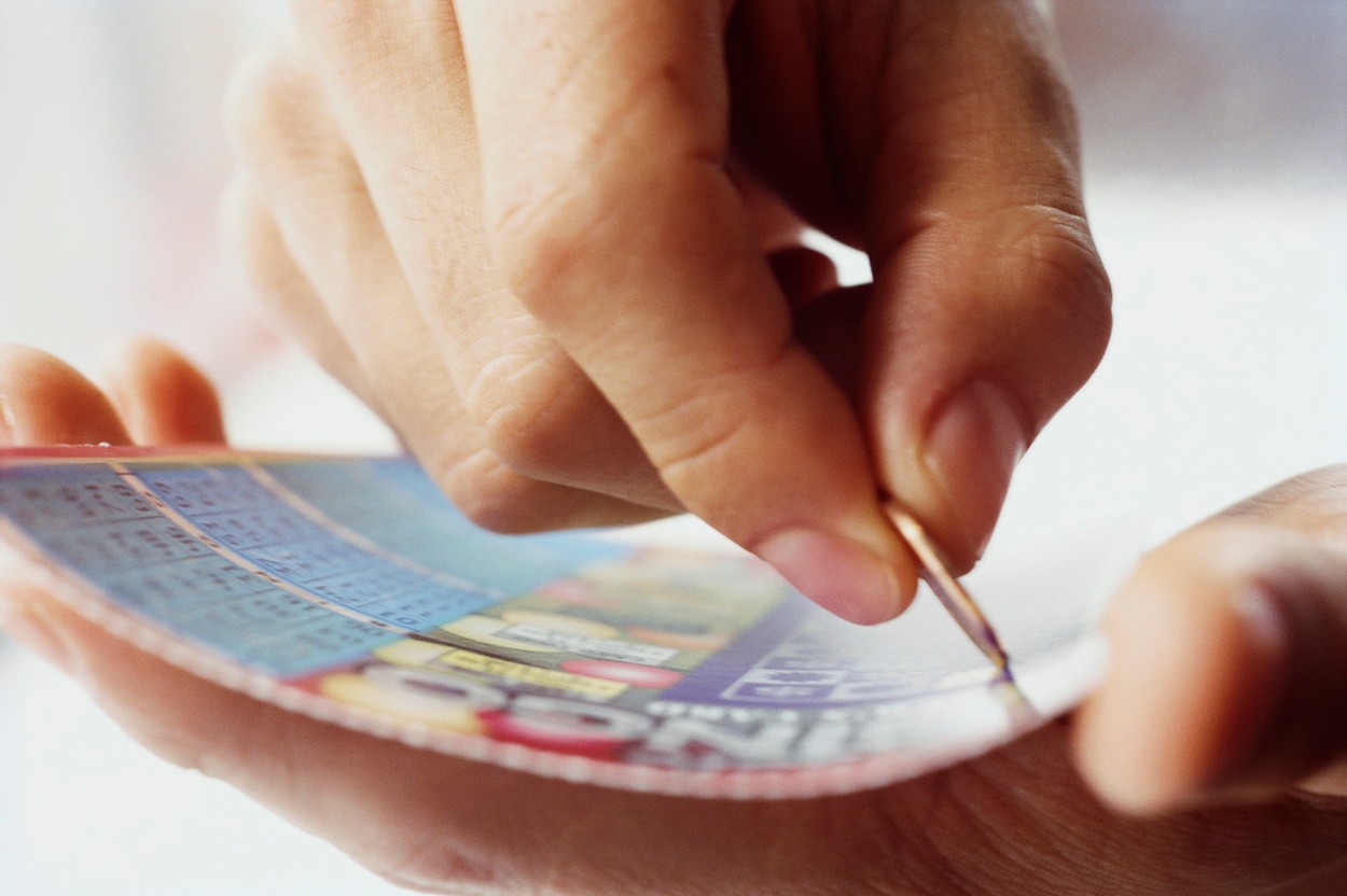 Vous dirigez une société et vous comptez participer à un évènement sportif dans un futur proche, mais vous n’avez aucune idée de la solution idéale pour vous démarquer de vos multiples concurrents sur le marché ? Que diriez-vous d’expérimenter le ticket à gratter personnalisé ? Simple à concevoir, pratique, peu encombrant, cet outil qui de prime abord est utilisé pour amuser, a pourtant fait et continue de faire ses preuves, quand il s’agit de fidéliser la clientèle. Vous souhaitez en savoir plus ? Vous serez servi dans les lignes suivantes !