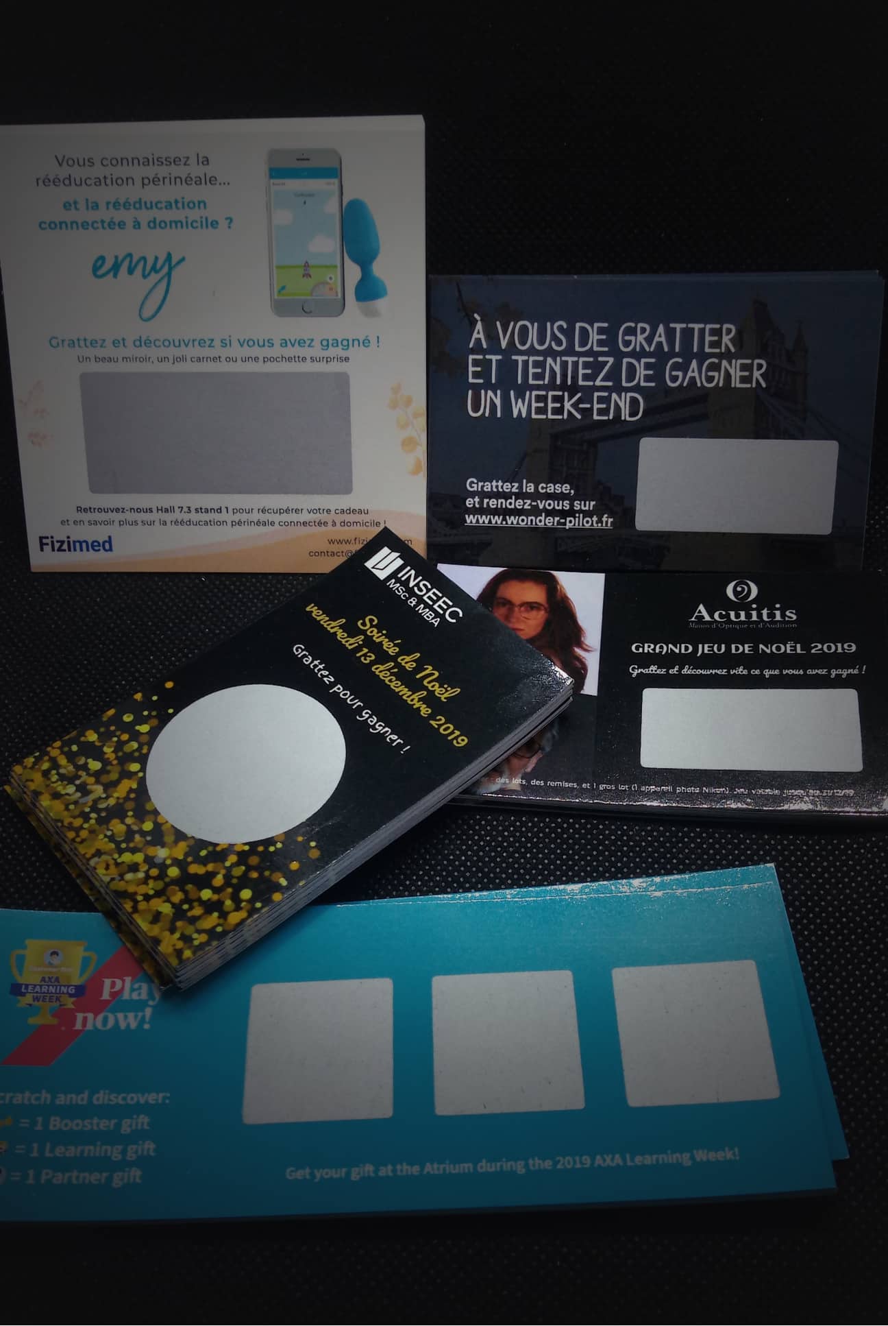 Le ticket à gratter personnalisé est un outil de communication extrêmement prisé par de nombreuses entreprises, car il offre de nombreux avantages. Ce système de jeu va permettre à la fois de séduire une nouvelle clientèle, d’améliorer son image de marque, de faire connaitre son offre et d’exercer une présence au sein d’un lieu ou d’un événement de façon différente et à moindre coût, il est donc très intéressant d’opter pour le ticket à gratter personnalisé.