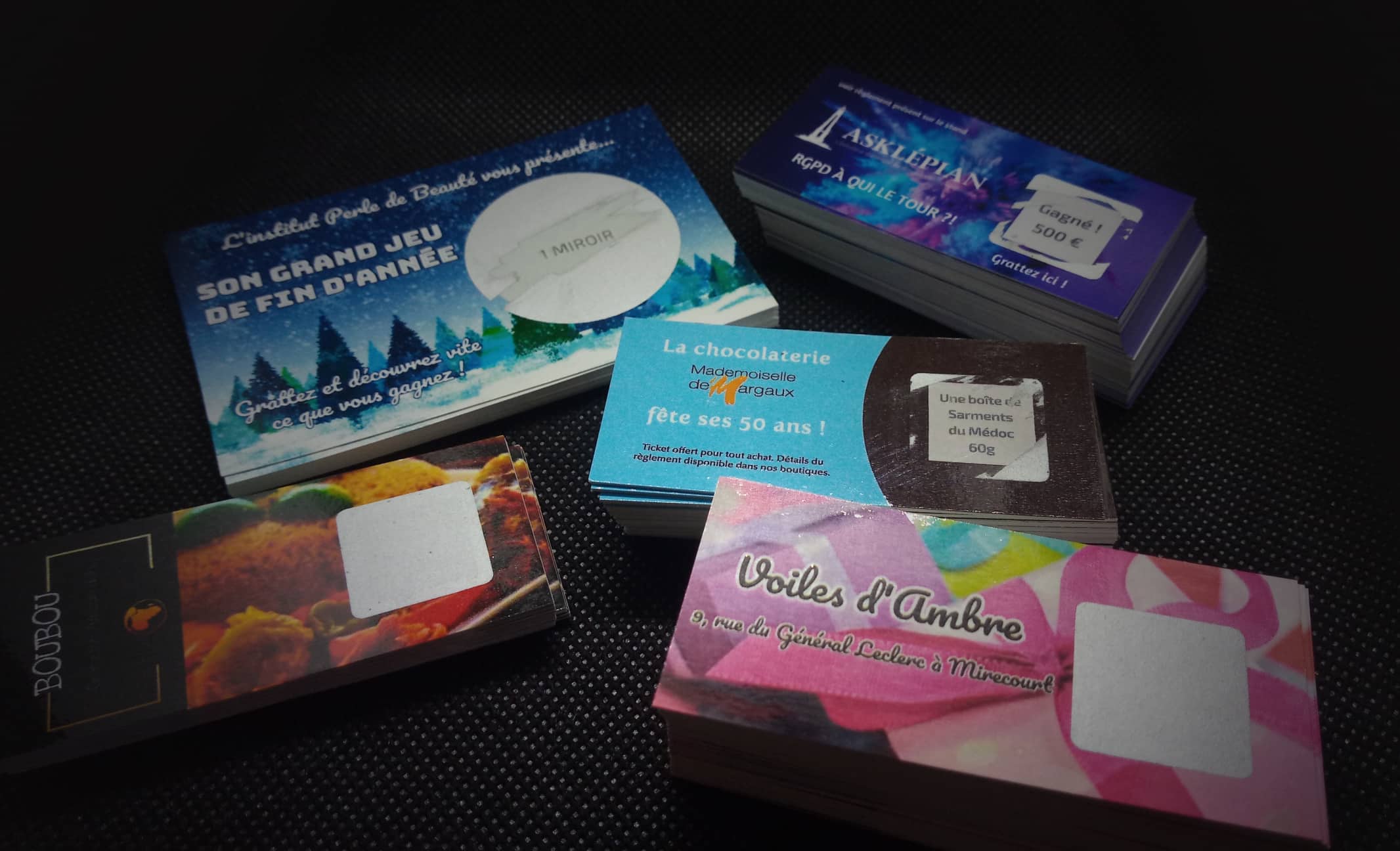 Une soirée est pleine d'activités pour séduire et offrir de nouvelles activités à ceux qui sont venus pour rire, danser et s'amuser. Une soirée est parfaite pour mener une opération de promotion à moindre coût. Se servir d’une soirée pour offrir du plaisir et du divertissement par le biais de tickets personnalisables à gratter sera un excellent moyen de se faire remarquer dans un environnement animé.