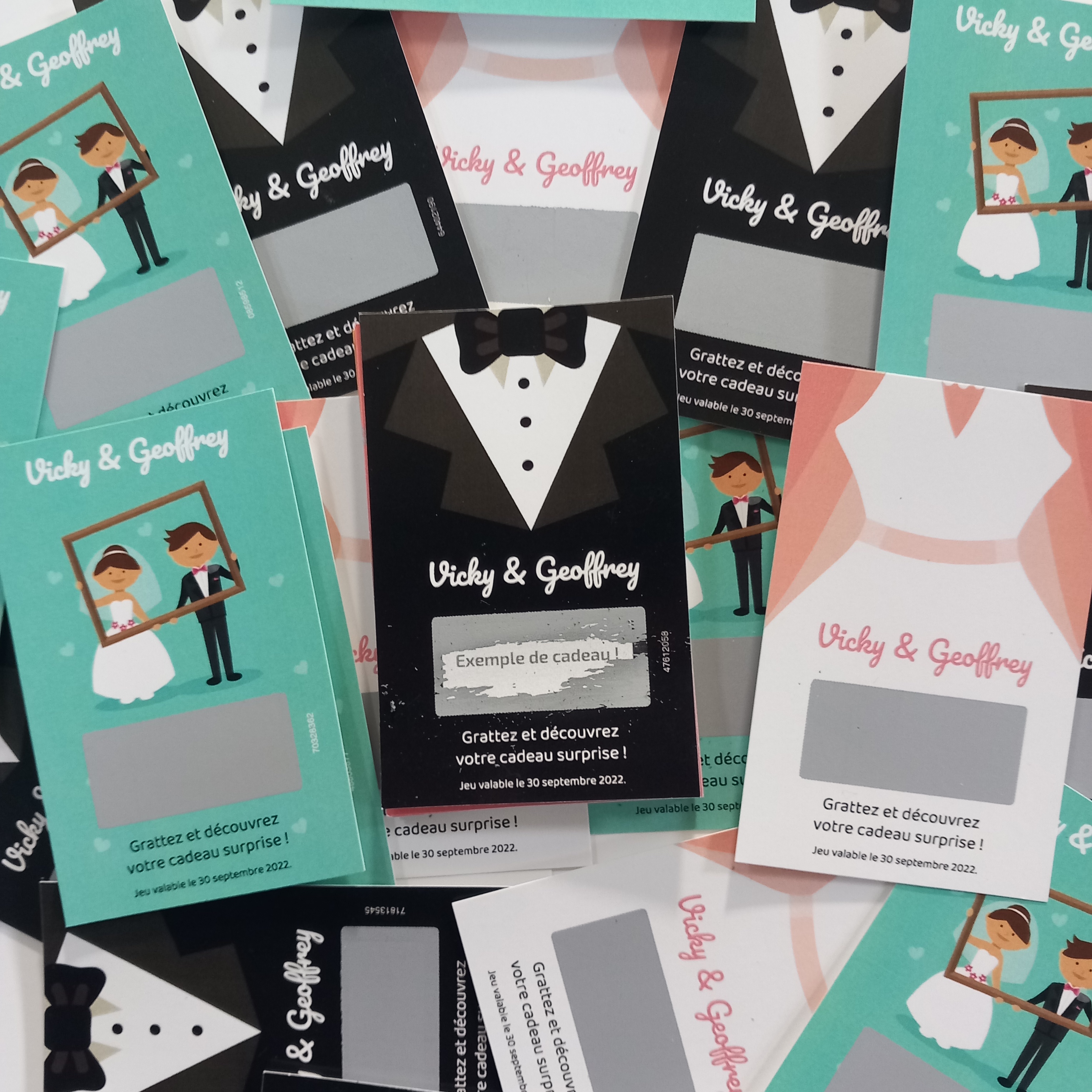 Les jeux à gratter de mariage sont une manière amusante et unique de célébrer une union. Ils ajoutent une touche festive et interactive aux fêtes de mariage tout en encourageant les invités à participer et à se sentir impliqués. Utilisé comme divertissement additionnel ou comme prix pour un concours ou une loterie, c’est un moyen populaire de rendre le mariage mémorable. Si vous voulez offrir une touche d’originalité supplémentaire à votre soirée de mariage, cet article est fait pour vous !