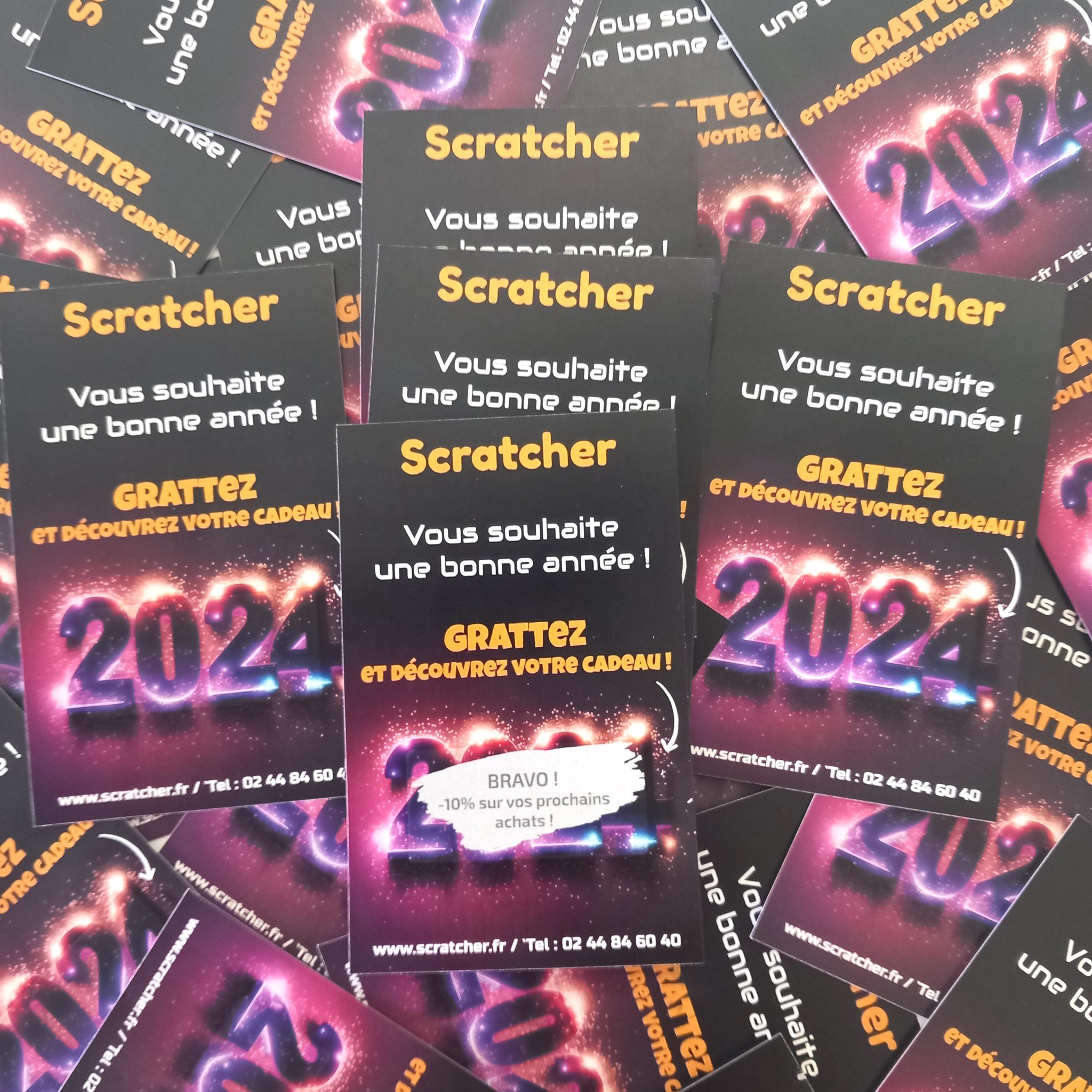 Pour que son entreprise coule des jours heureux, rien ne vaut une clientèle fidèle. Ce sont les meilleurs ambassadeurs qu’une société puisse avoir. Alors, il faut constamment trouver de nouveaux moyens de susciter leur intérêt, mais aussi de le conserver. Pour cela, il existe une multitude d'options à envisager. Force est de constater que parmi les méthodes de récompense, les cartes à gratter se démarquent de manière unique. Ces petits tickets sont ludiques et ils offrent une expérience engageante et excitante, tout en permettant aux clients de découvrir des offres spéciales, des remises exclusives et bien plus encore. Alors, comment ces outils peuvent être utilisés pour récompenser les clients de manière innovante et efficace ?